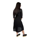 Vestido camisero midi negro con cuello clásico, mangas 3/4 y falda acampanada. Presenta un cinturón de lazo en la cintura y cierre frontal con botones.
