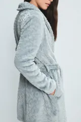 Bata gris con estampado de flores y animales, con cuello esmoquin, lazo para ajustar en la cintura y bolsillos laterales.