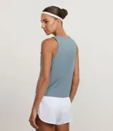 Musculosa deportiva femenina color azul verdoso, con cuello redondo y sisas amplias. Presenta un estampado frontal con el texto curvo "ATHLETIC CLUB est. 1990".