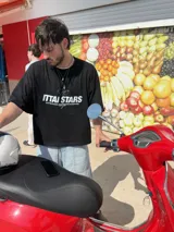 Remera celeste de corte recto con estampado frontal con el texto "Ittai Stars Ibiza".