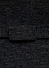 Minifalda negra de tiro medio con cinturón decorativo y cierre lateral.