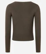 Suéter de punto color beige, con escote en V y mangas largas.