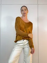 Blusa color ocre de viscosa con escote redondo y mangas largas.