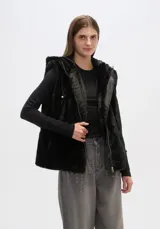 Chaleco marrón de piel sintética con capucha y cierre frontal con cremallera.