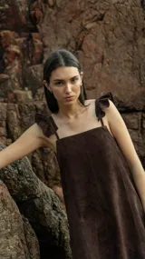 Vestido corto marrón de gamuza con breteles anchos con volados y corte recto.