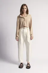 Pantalón pinzado de algodón con spandex color blanco, de corte sastrero con pinzas en el delantero y bolsillos laterales.