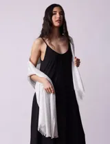 Pashmina blanca con estampado y detalles metalizados en lurex.