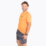 Short deportivo gris con estampado abstracto, de poliéster y spandex, con cintura elástica ajustable con cordón, bolsillos laterales y bolsillo trasero con cierre.