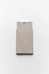 Camiseta de tirantes color beige con escote cuadrado.