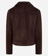 Campera biker color marrón, confeccionada en gamuza sintética, con cuello de solapa, cierre delantero diagonal y bolsillos con cremallera. Incluye tiras ajustables con botones a presión en la parte inferior.