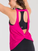 Musculosa deportiva negra de corte clásico con espalda racerback y logo pequeño en el ruedo.