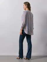 Blusa estampada con cuello a la base y escote en V. Manga 3/4 con lazo.