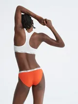 Bombacha clásica naranja de algodón con cintura elástica blanca con logo Calvin Klein.