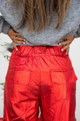 Pantalón cargo color rojo con cintura elástica y bolsillos laterales.