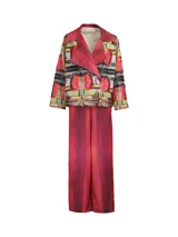 Conjunto de pantalón y blazer en estampados coloridos inspirados en obras de arte, diseñado por Inés Garibaldi, con cintura elástica en los pantalones.