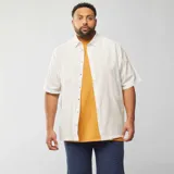 Camisa blanca de lino de manga corta con botones.