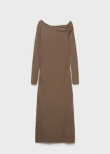 Vestido midi color marrón con diseño asimétrico, escote off-shoulder, manga larga y frunces laterales.