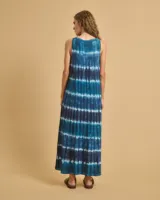 Vestido largo y amplio sin mangas, con cuello redondo y tirantes anchos, con estampado tie-dye en tonos azules.