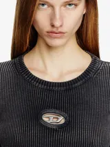 Suéter corto Diesel M-Anchor-A para mujer, tejido en algodón orgánico acanalado con hilo denim negro. Tiene un ajuste ceñido, desteñido natural y placa metálica con la D ovalada en la abertura del pecho.