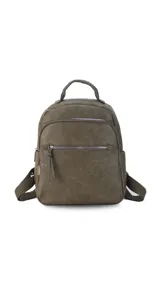 Mochila color caramelo de símil cuero, con dos bolsillos frontales con cierre y bolsillos laterales abiertos. Interior forrado con dos bolsillos con cierre y uno abierto. Tiene asa de mano y correas regulables.