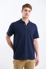 Remera manga corta verde con cuello polo y tapeta con botones.