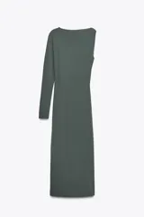 Vestido midi negro de punto, con cuello asimétrico, manga sisa, aplique metálico dorado en el hombro y drapeado lateral.