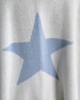 Ruana negra de tejido de punto con una estrella grande color beige en la espalda y borde inferior con franja beige.