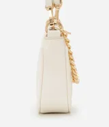 Bolso baguette pequeño color crema, confeccionado en cuero sintético con textura matelaseada en forma de rombos. Presenta correa corta al hombro y detalle de cadena dorada en el frente.