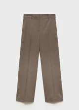 Pantalón de vestir marrón con estampado de cuadros pequeños, corte recto y tiro medio. Incluye bolsillos laterales y trabillas para cinturón.