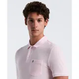 Chomba manga corta color rosa claro, con cuello clásico y tapeta de dos botones. Tiene un bolsillo de parche en el pecho con el logo bordado de la marca. El cuello y los puños tienen un ribete blanco en contraste.
