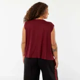 Camiseta color borgoña de corte holgado, con cuello redondo y sisa ancha.