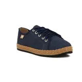 Zapato de tela tipo jean con suela de yute, diseño casual y cierre de cordones.