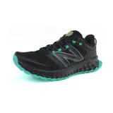 Championes de trail running New Balance, color negro con detalles en gris y suela turquesa.
