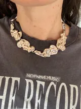 Collar plateado con eslabones irregulares de metal.