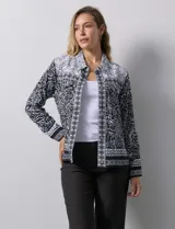 Campera estampada y bordada marca Ruby Rd, con cuello solapa, bolsillos delanteros y abertura central con botones metálicos.