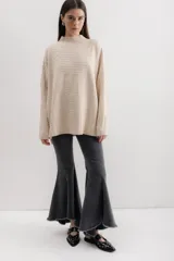 Sweater gris de punto con cuello alto y diseño de líneas horizontales en relieve.