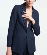 Blazer femenino de corte alargado, color gris oscuro, con cuello solapa, cierre frontal de dos botones y bolsillos incorporados.