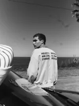 Buzo de manga larga y cuello redondo con fit holgado, confeccionado en tejido loop back sin cepillar 100% algodón.