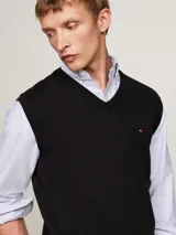 Chaleco negro de punto con cuello en V, confeccionado en algodón. Tiene logo bordado de Tommy Hilfiger en el pecho.