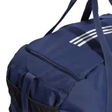 Bolso de deporte Adidas Tiro League, color azul marino con base negra y logo blanco. Cuenta con doble asa de mano, correa de hombro ajustable, compartimento principal con cierre en forma de U, bolsillo lateral de malla y compartimento inferior rígido.