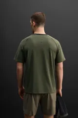 Camiseta deportiva color verde oliva de tejido ligero y elástico, con cuello redondo, manga corta y logo estampado en el bajo. Zara Athleticz.