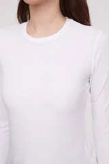 Remera ajustada color nude de manga larga y textura acanalada.