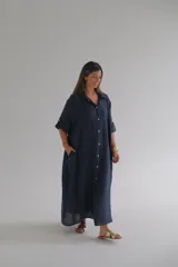 Vestido camisero largo azul marino de lino, con cuello camisero, mangas 3/4 con botón y bolsillos laterales.