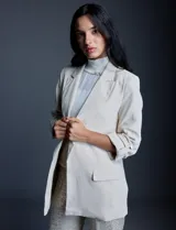 Blazer de crepé color negro con cuello solapa y mangas ¾ ajustables, con bolsillos frontales.