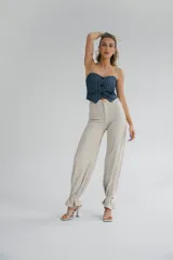 Pantalón de jeans color beige de pierna ancha, con costura delantera moderna y elegante, confeccionado en mezcla de algodón y elastano.