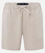 Bermuda masculina color beige confeccionada en sarga de algodón, con cintura elástica, cordón ajustable y bolsillos laterales.