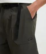 Bermuda masculina color verde oscuro, confeccionada en tejido Ripstop. Presenta cintura elástica con cinturón incorporado y bolsillos laterales.