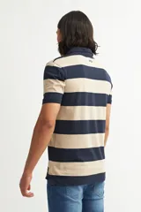 Chomba de piqué a rayas horizontales rojas y azul marino, con cuello polo clásico y mangas cortas.