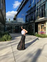 Falda larga de encaje negro con forro interior marrón.