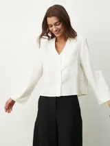 Camisa blanca de mangas largas y corte holgado.